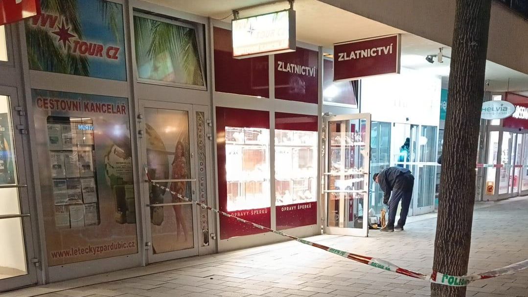 Muž kladivem rozbíjel vitríny ve zlatnictví v centru Pardubic, zadržel ho kolemjdoucí